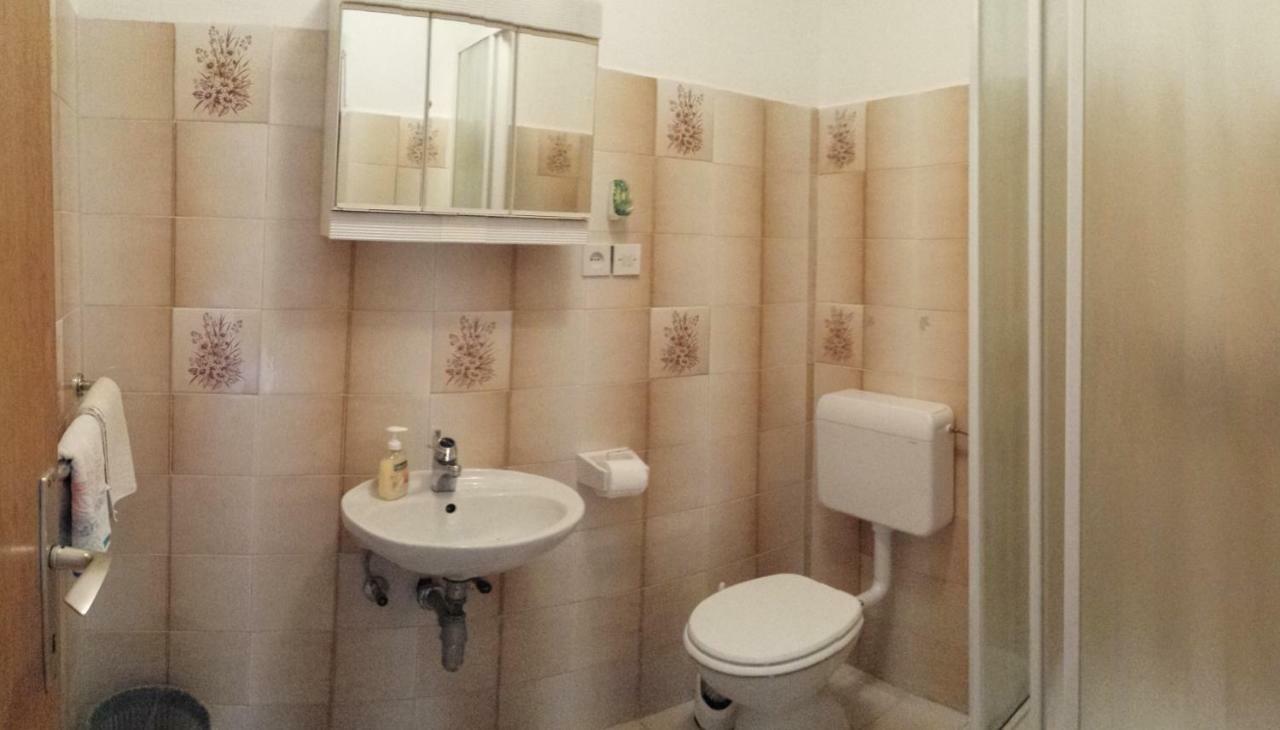 Guesthouse Familija Tariba Supetarska Draga Exteriör bild